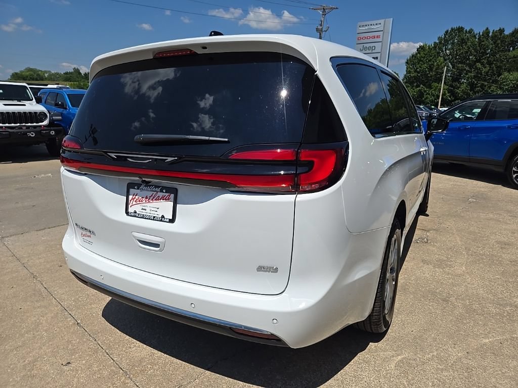 New 2027 Chrysler Pacifica Select w/ Family Tech Group AWD/4WD image 13