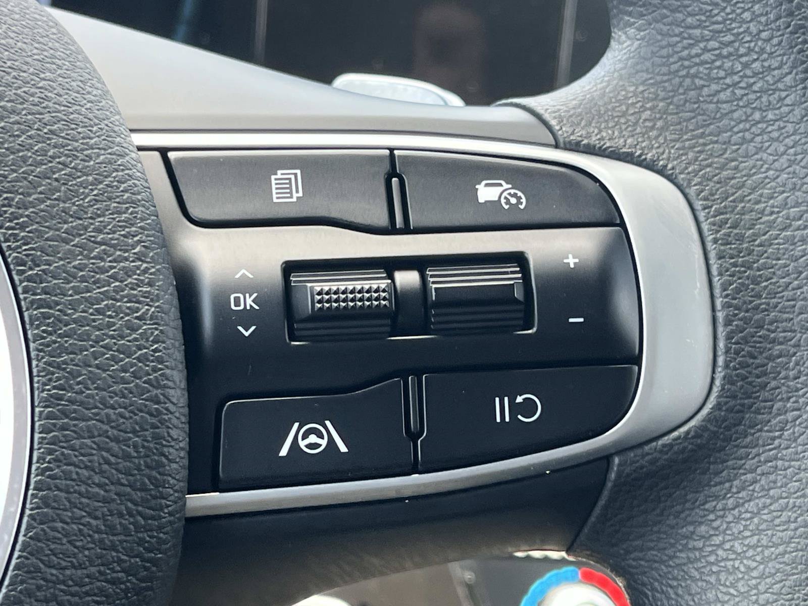 Used 2025 Kia Sportage LX FWD image 33