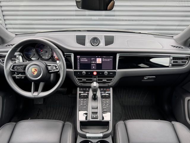 Certified 2025 Porsche Macan image 18