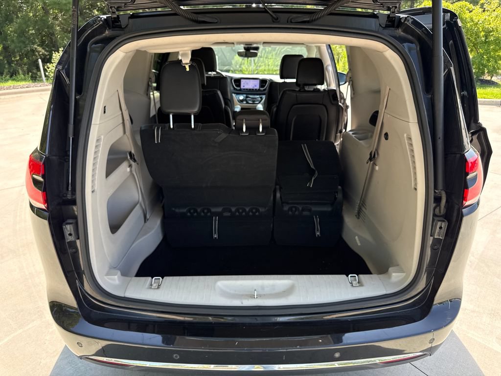 Used 2023 Chrysler Pacifica Touring-L FWD image 33
