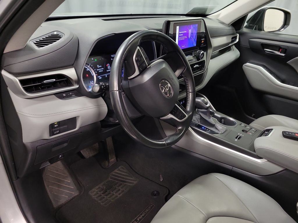 Used 2023 Toyota Highlander XLE AWD/4WD image 13