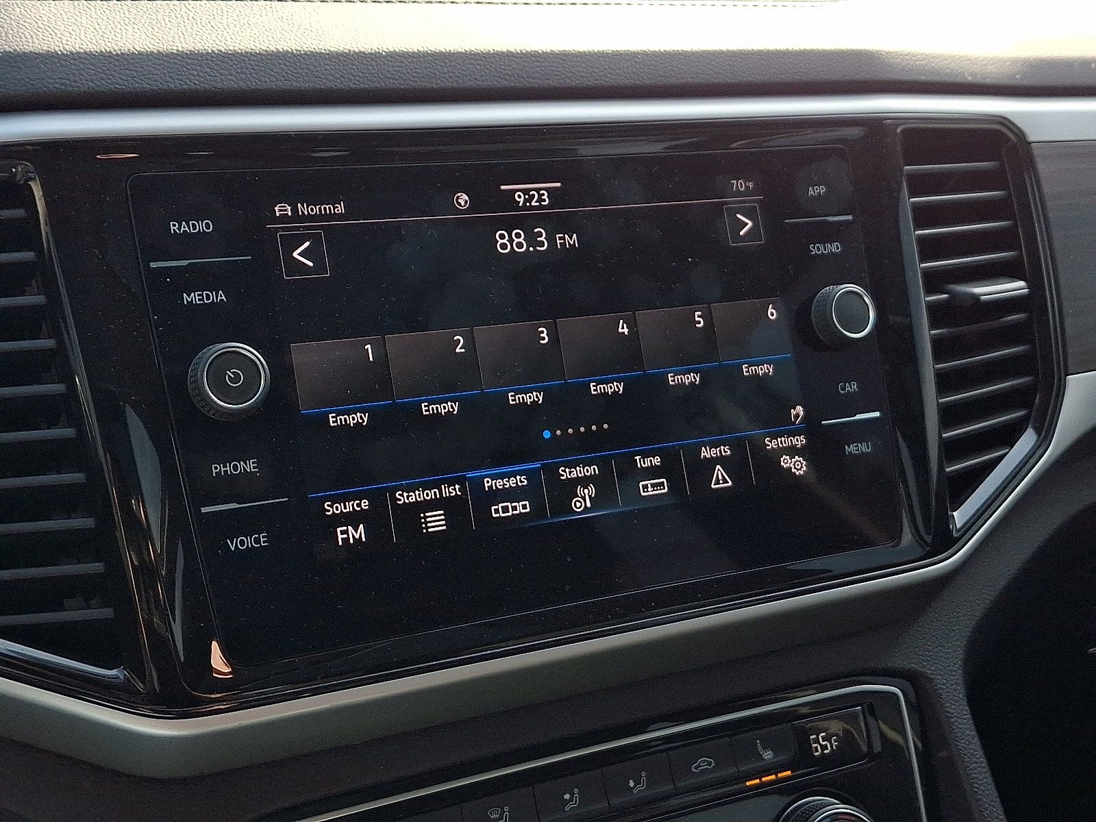 Used 2023 Volkswagen Atlas SE w/ Panoramic Sunroof Package image 17