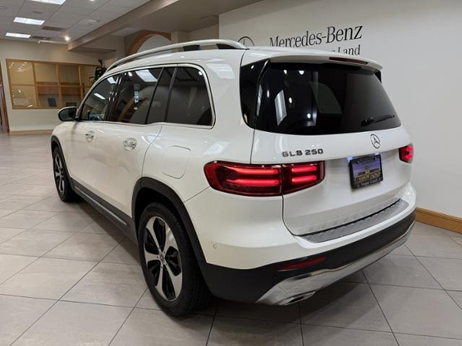 Used 2025 Mercedes-Benz GLB 250 image 3