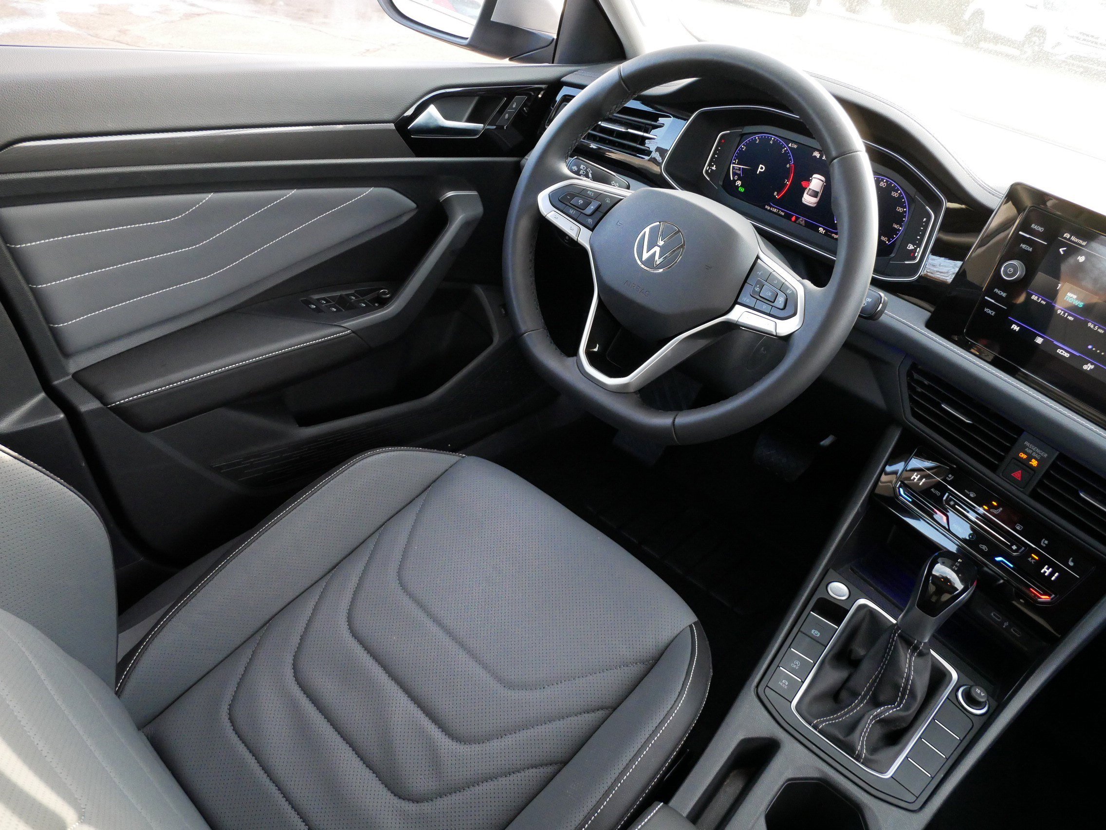 Certified 2025 Volkswagen Jetta SEL image 9