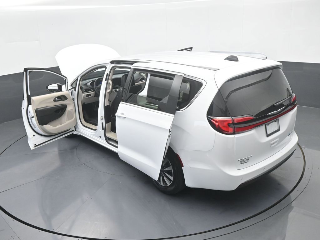Used 2024 Chrysler Pacifica Select image 62
