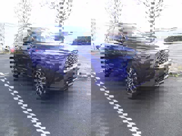 Used 2023 Toyota Corolla Cross XLE image 3