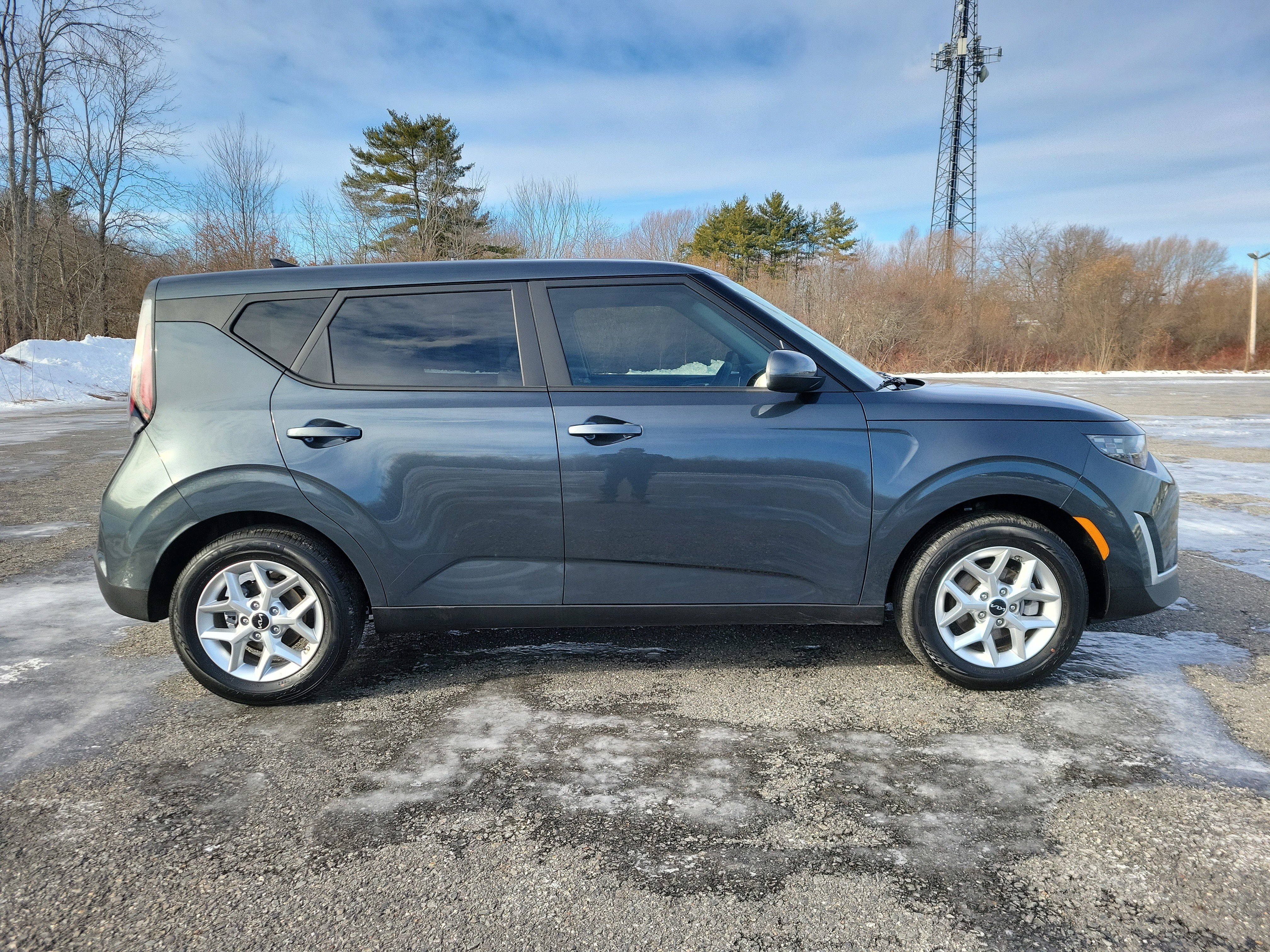 Used 2025 Kia Soul LX w/ LX Technology Package image 4