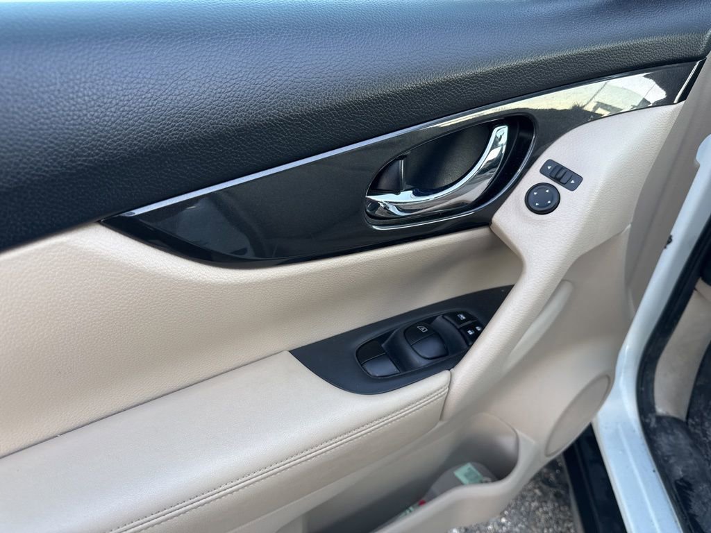 Used 2018 Nissan Rogue SV image 16