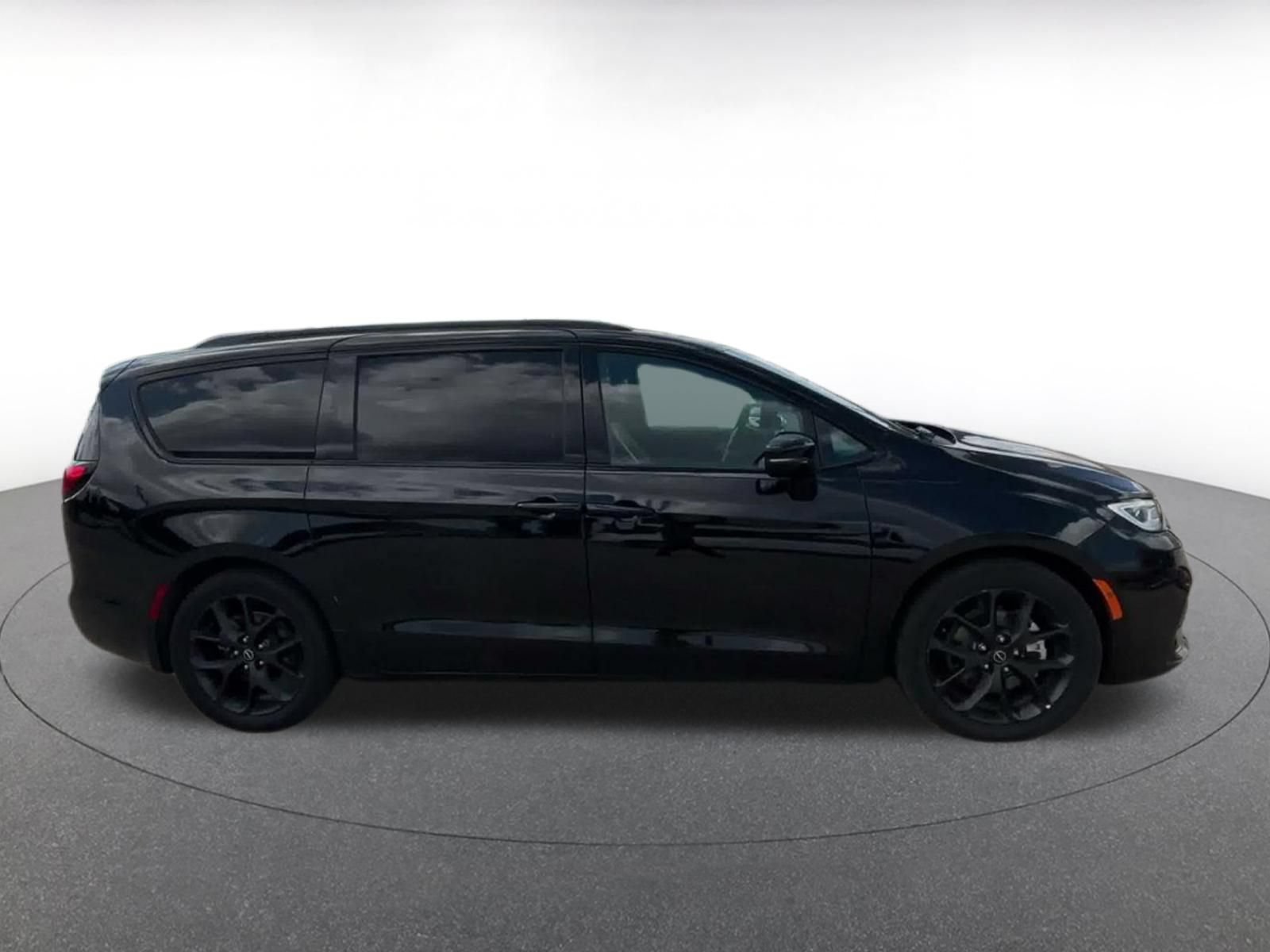 Used 2025 Chrysler Pacifica Limited FWD image 15