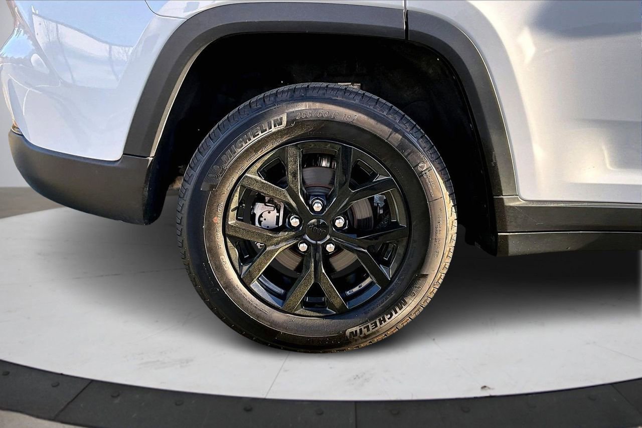 Certified 2025 Jeep Grand Cherokee Altitude AWD/4WD image 34