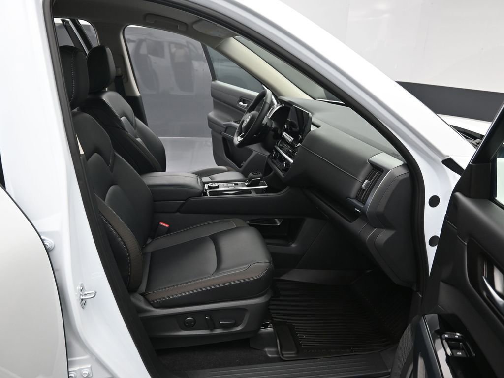 Used 2025 Nissan Pathfinder SL w/ Black Appearance Package AWD/4WD image 32