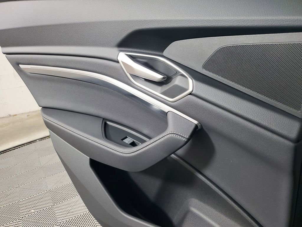Used 2023 Audi e-tron Premium Plus w/ Premium Plus Package image 18