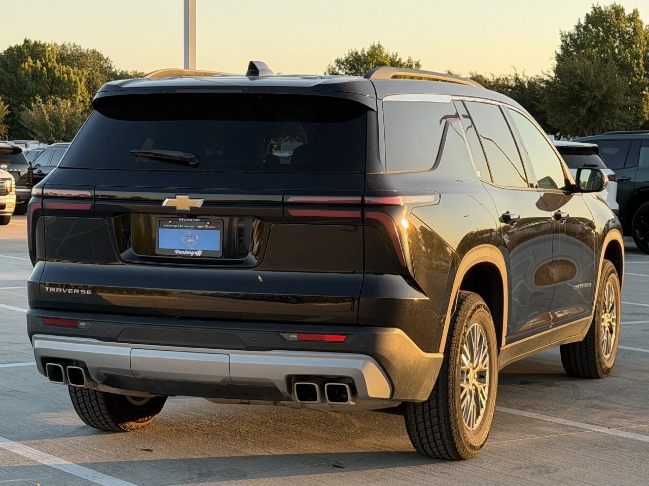 Used 2025 Chevrolet Traverse LT FWD image 4