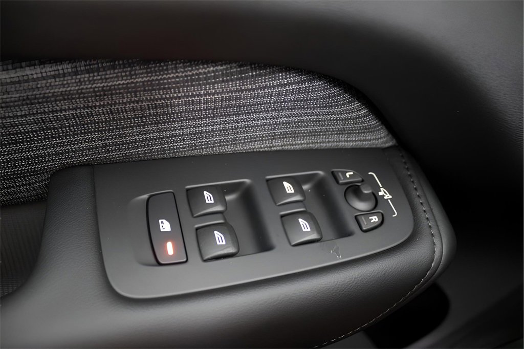 Certified 2025 Volvo XC60 B5 Core w/ Protection Package Premier image 21