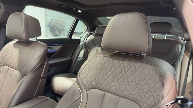 Used 2019 BMW 750i w/ Autobahn Package RWD image 26