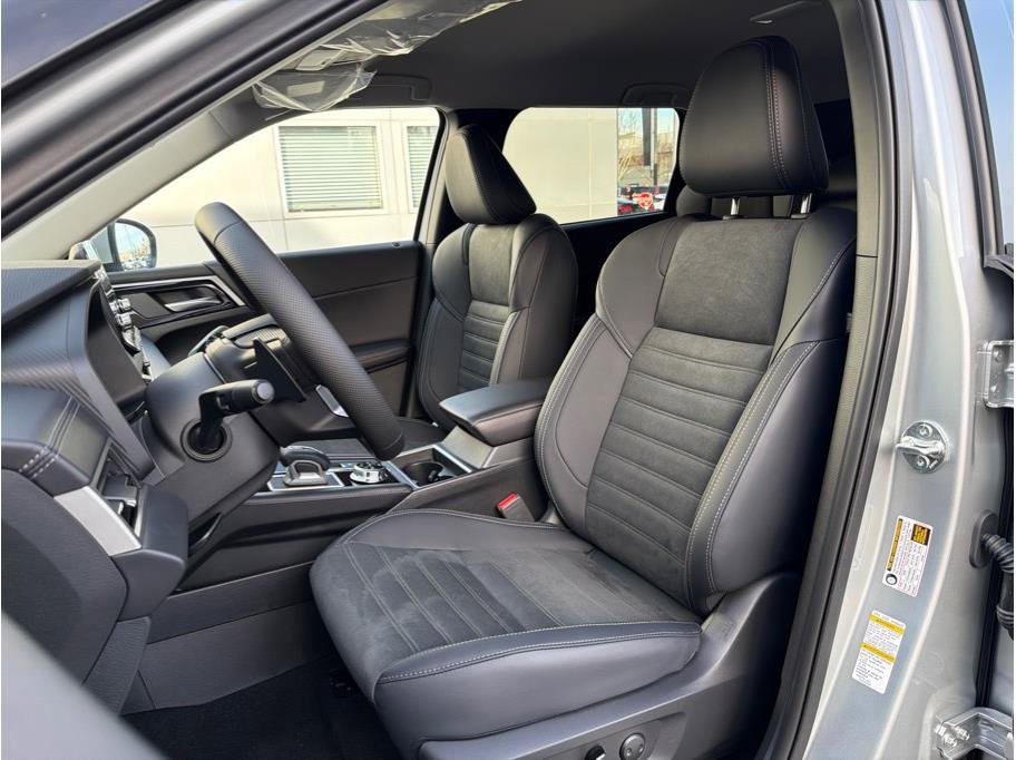 Used 2025 Mitsubishi Outlander SE image 18