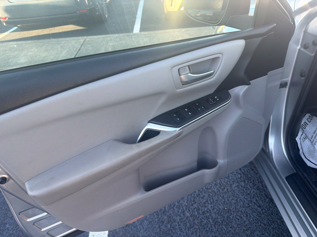 Used 2017 Toyota Camry SE FWD image 11