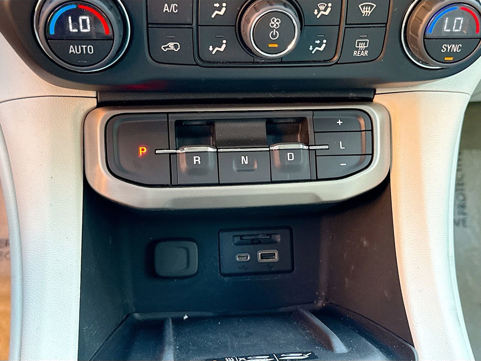 Used 2022 GMC Acadia Denali w/ Denali Ultimate Package image 16