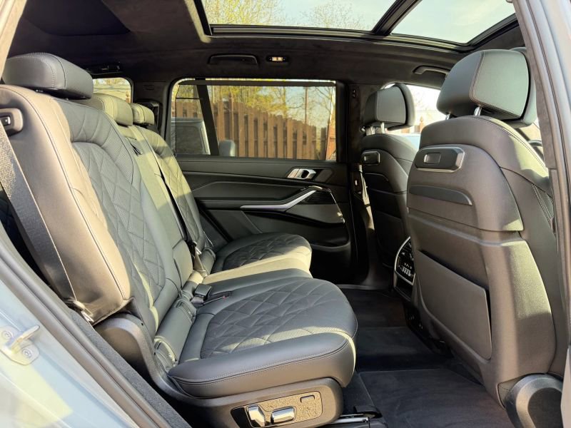 Used 2023 BMW X7 xDrive40i w/ M Sport Package AWD/4WD image 27