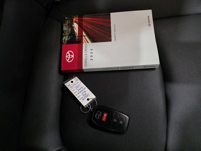 Used 2025 Toyota Corolla Cross XLE image 9