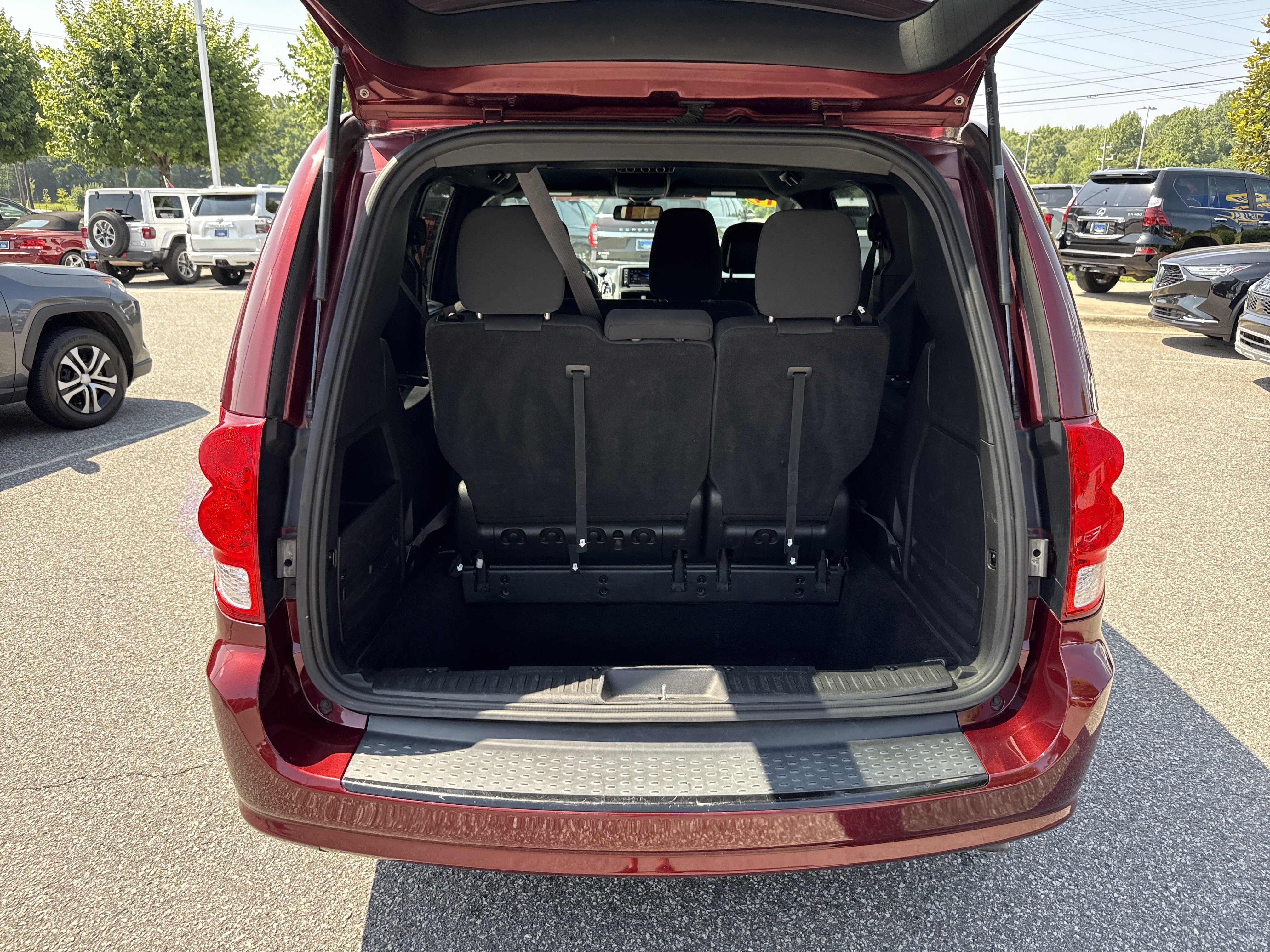 Used 2019 Dodge Grand Caravan SE FWD image 32