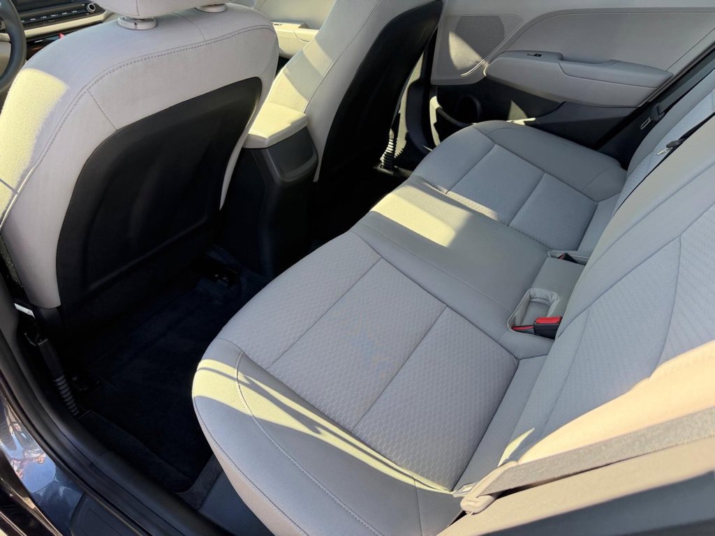 Used 2020 Hyundai Elantra SE FWD image 19