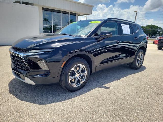 Used 2023 Chevrolet Blazer LT w/ Sound & Technology Package FWD image 2