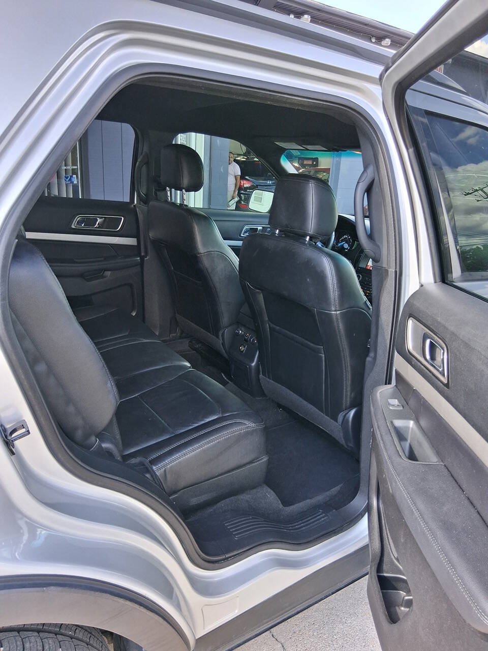Used 2017 Ford Explorer XLT w/ Equipment Group 202A FWD image 7