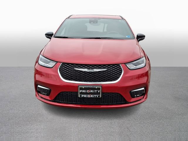 Used 2025 Chrysler Pacifica Select image 2