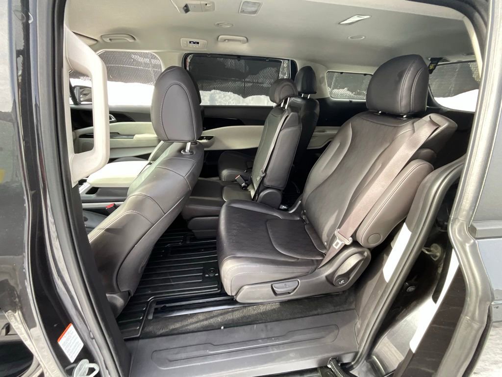 Used 2024 Kia Carnival EX image 25