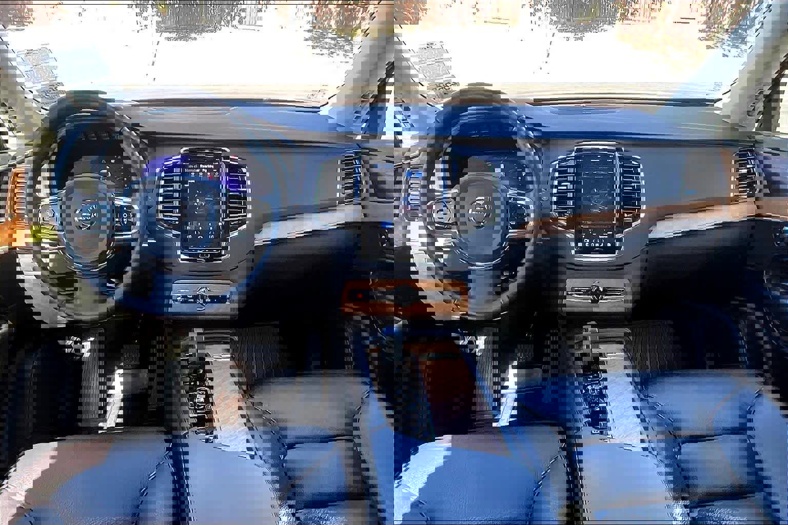 Used 2023 Volvo XC90 T8 Plus w/ Protection Package image 18