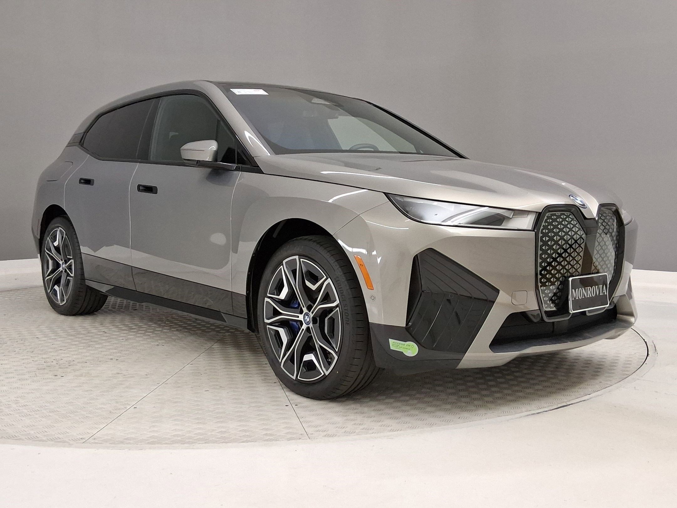 Used 2023 BMW iX xDrive50 w/ Sport Package image 5