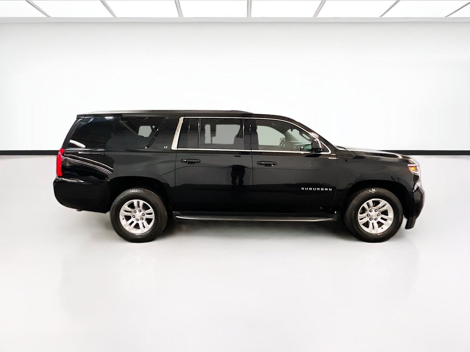Used 2018 Chevrolet Suburban LT w/ Luxury Package RWD image 25