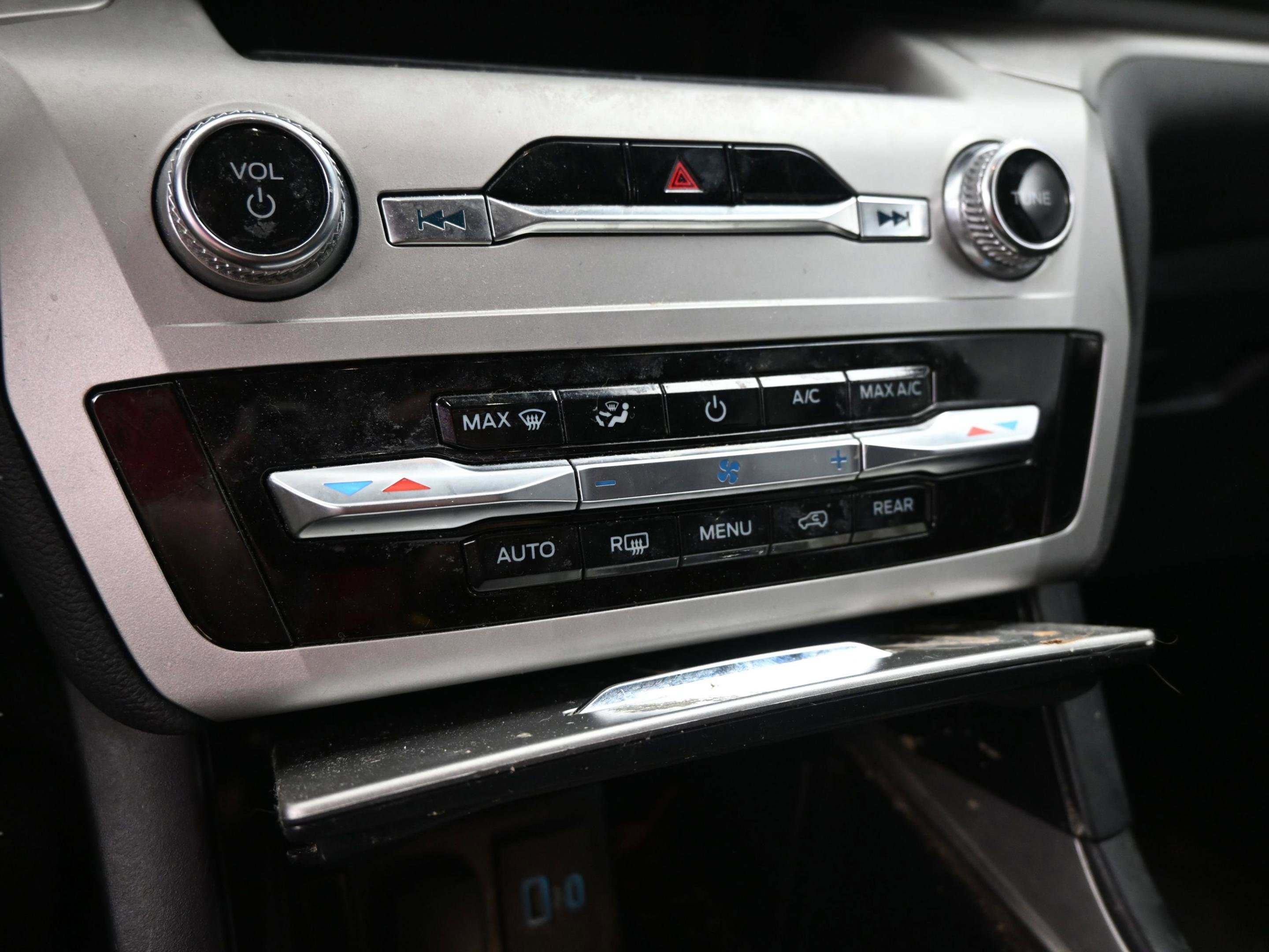 Used 2020 Ford Explorer XLT image 30