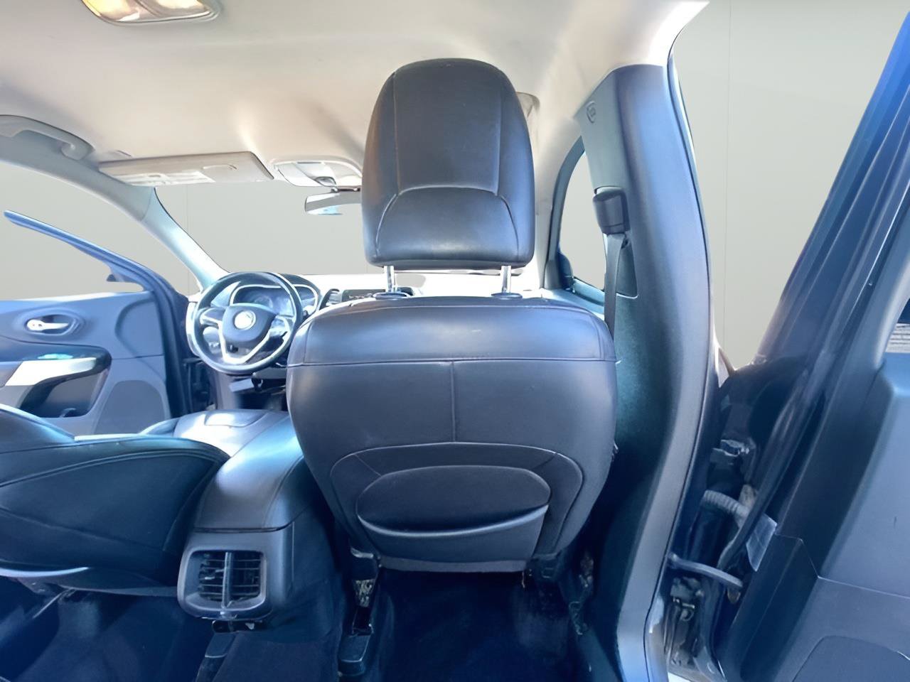 Used 2018 Jeep Cherokee Overland AWD/4WD image 32