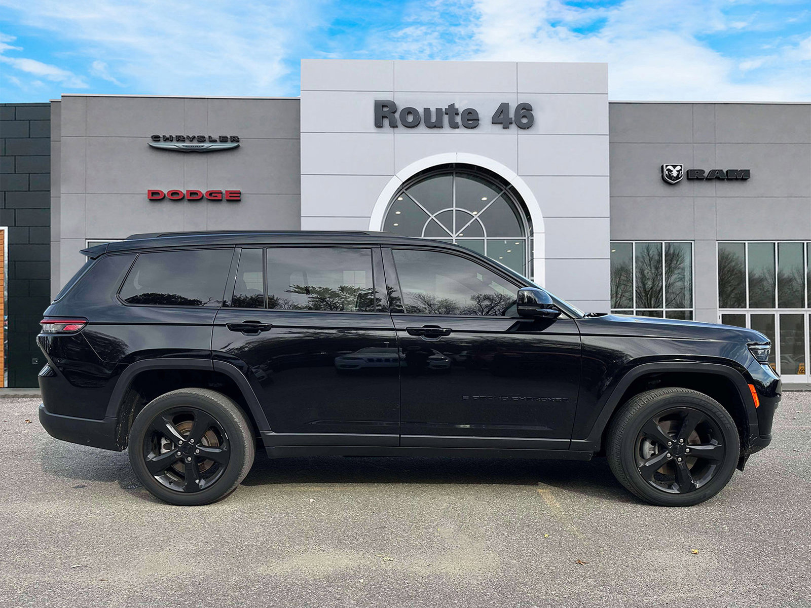 Used 2023 Jeep Grand Cherokee L Laredo image 6