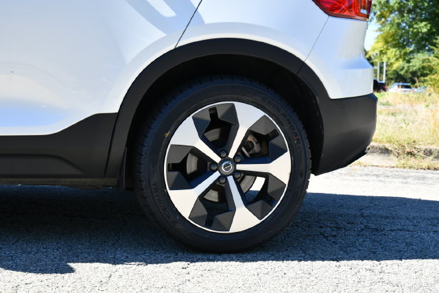 Certified 2025 Volvo XC40 B5 Plus AWD/4WD image 11