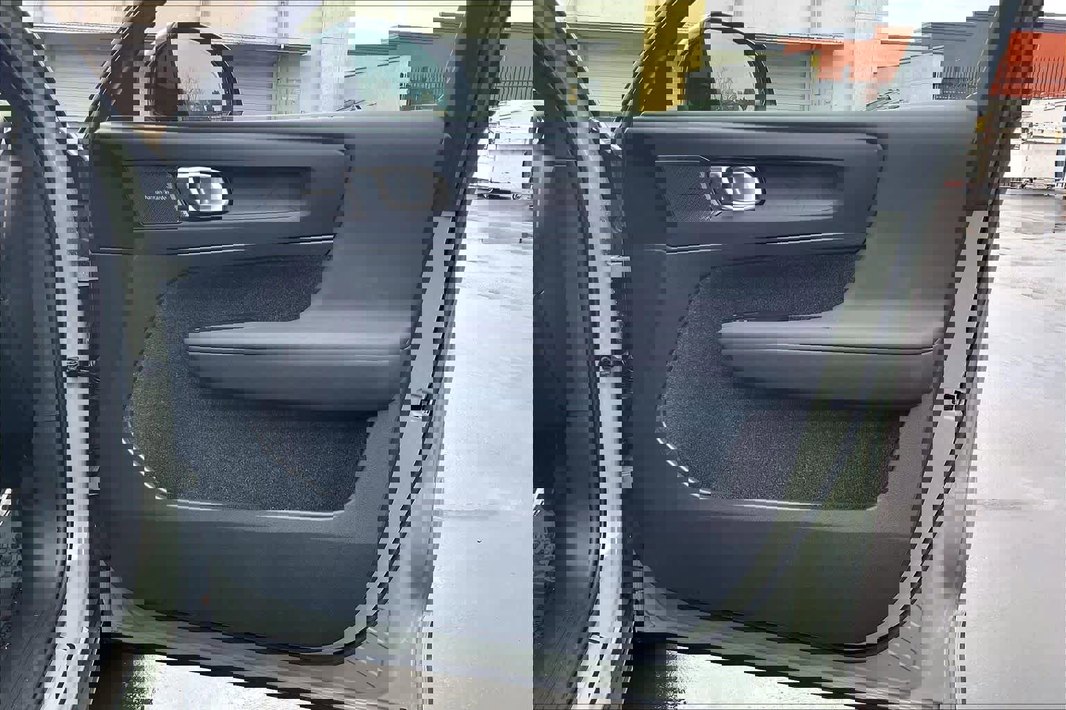 Used 2023 Volvo XC40 Recharge Ultimate image 27