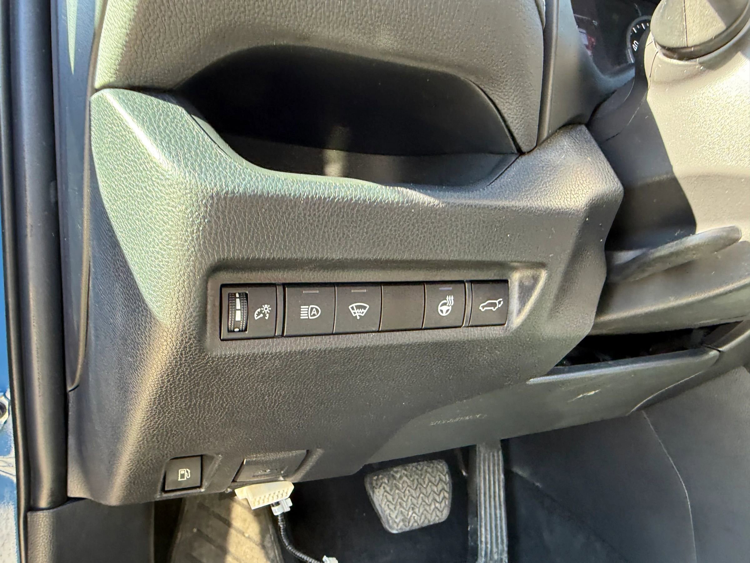 Used 2022 Toyota RAV4 SE w/ Convenience Package image 12