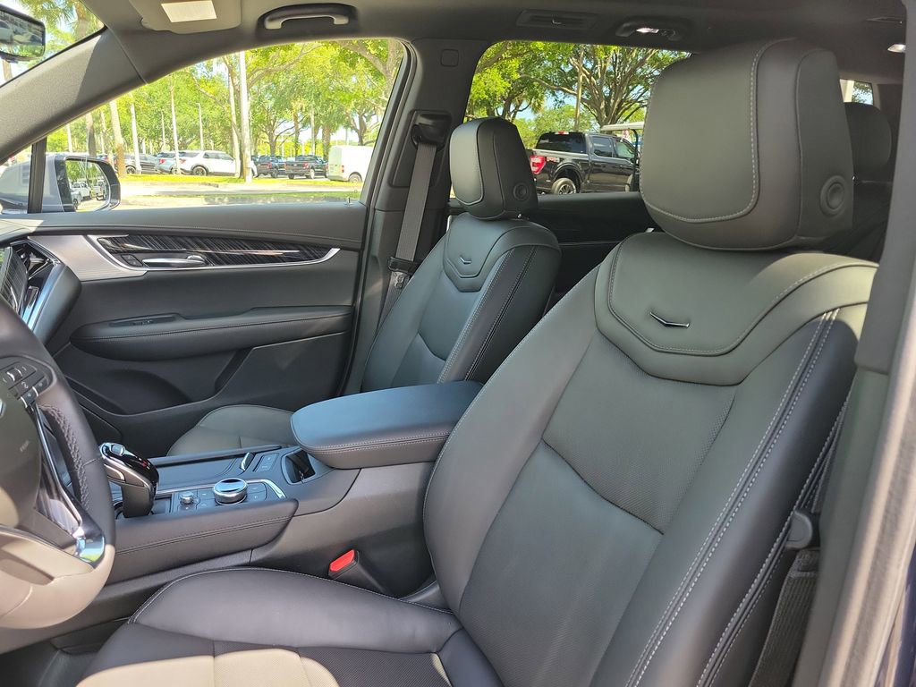 Used 2025 Cadillac XT6 Premium Luxury w/ Technology Package image 21
