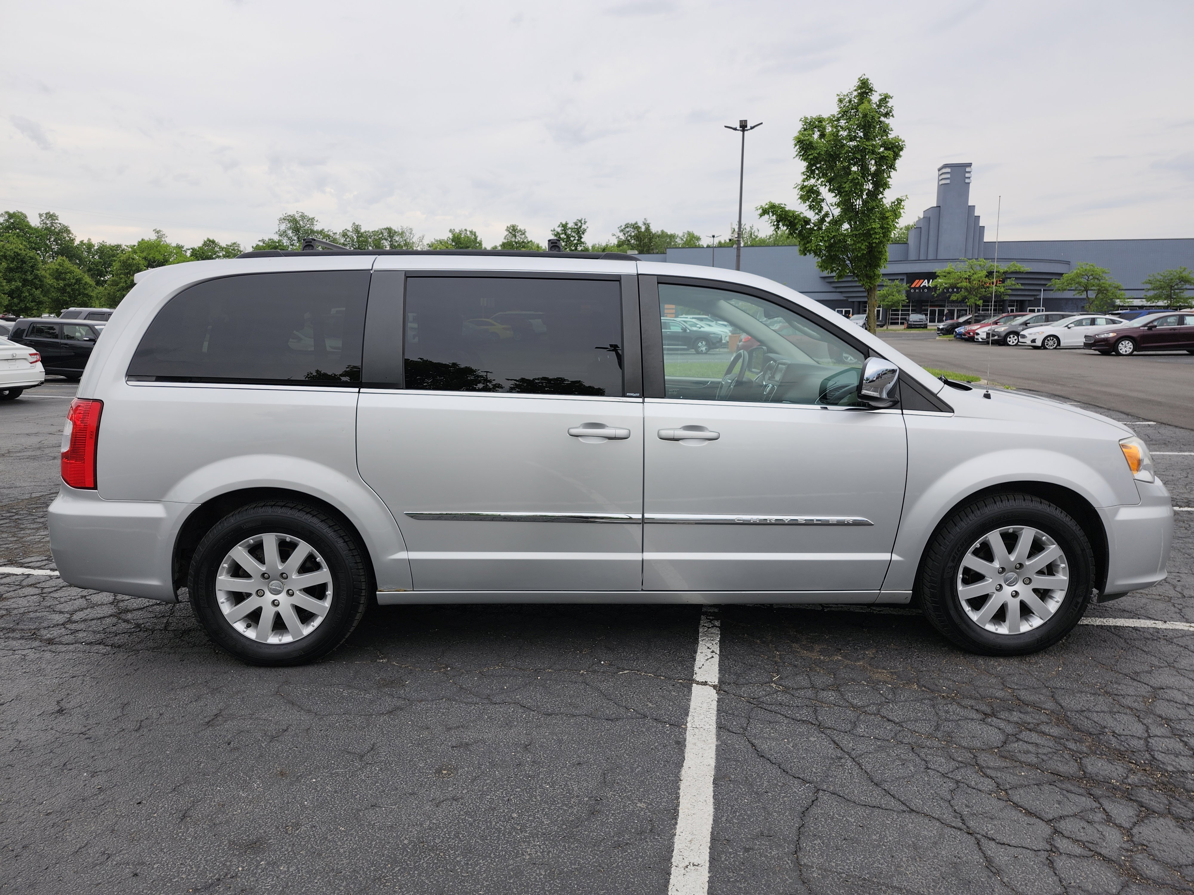 Used 2011 Chrysler Town & Country Touring-L w/ Entertainment Group #2 FWD image 17