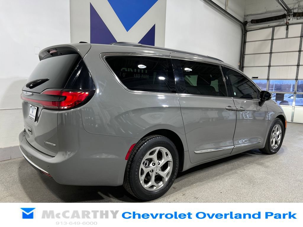 Used 2023 Chrysler Pacifica Limited image 5