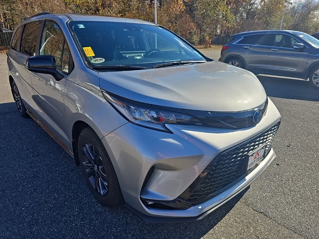 Used 2025 Toyota Sienna XSE image 3