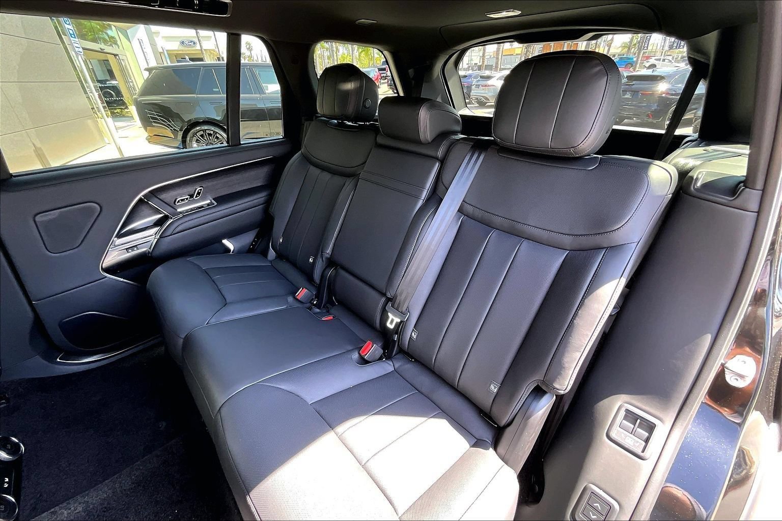 New 2026 Land Rover Range Rover Long Wheelbase SE AWD/4WD image 10