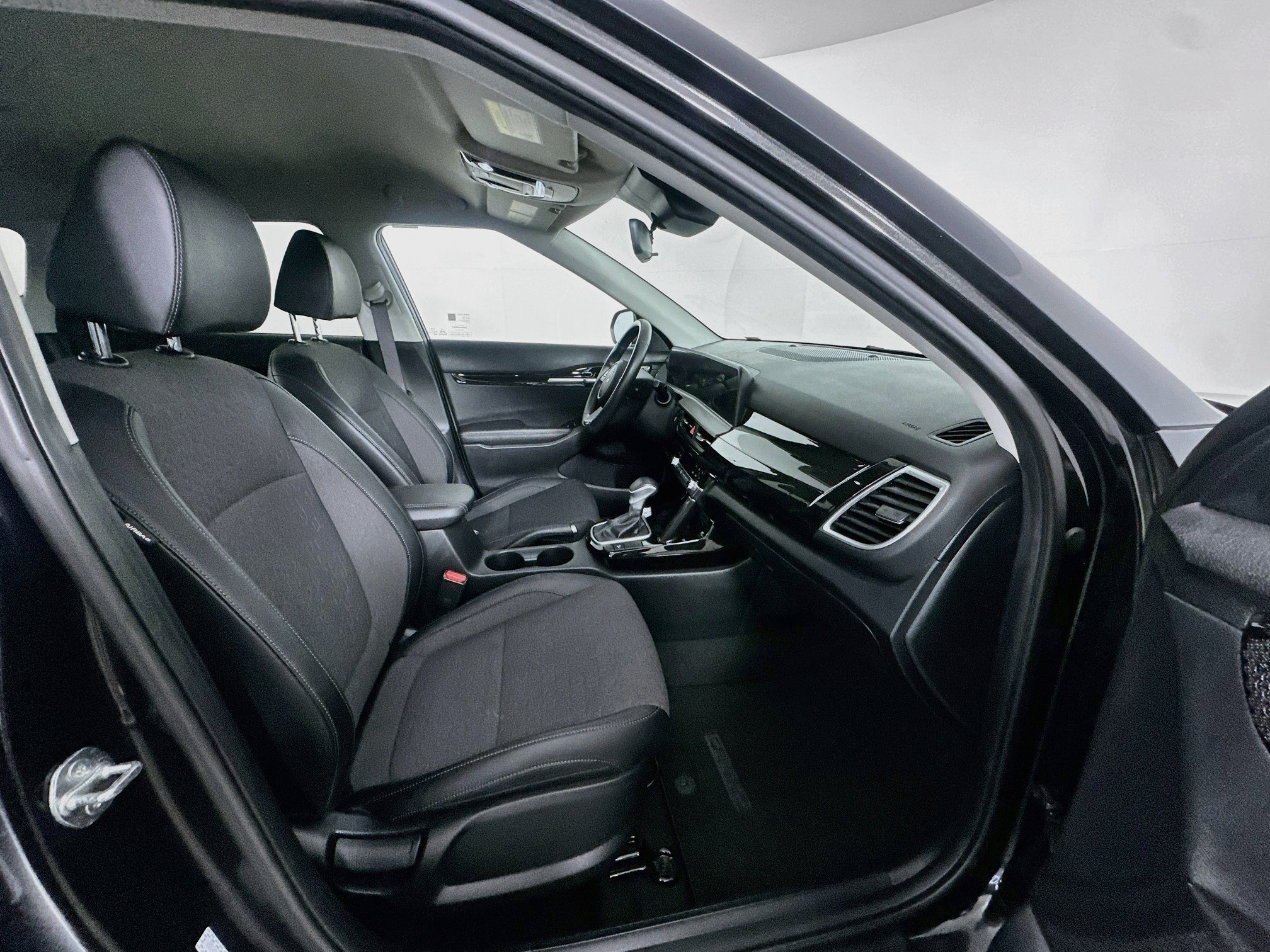 Used 2025 Kia Seltos S FWD image 30