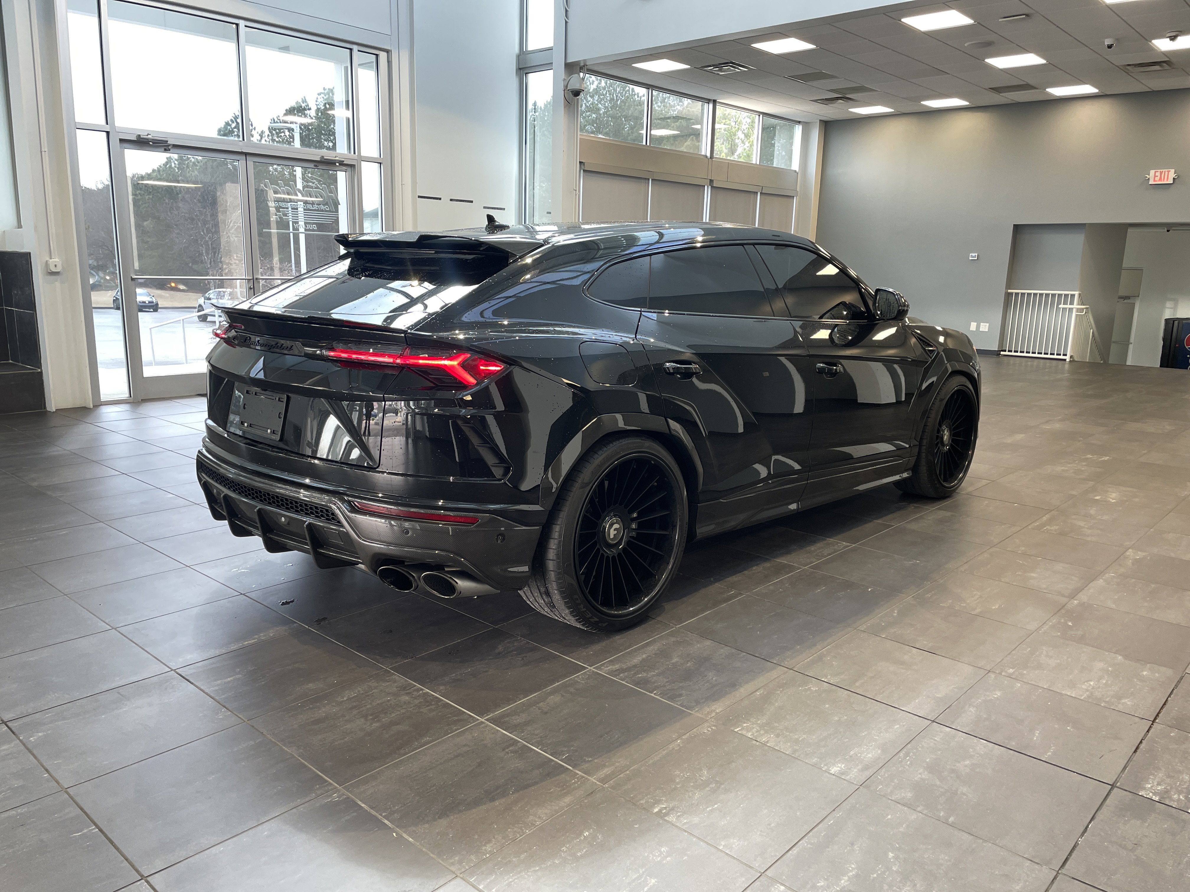 Used 2021 Lamborghini Urus AWD/4WD image 10