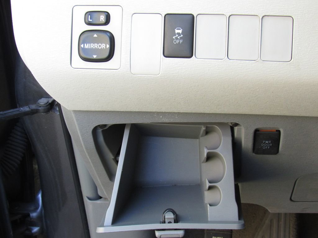 Used 2014 Toyota Sienna LE FWD image 35