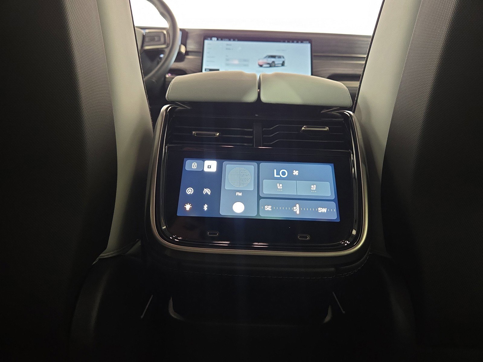 Used 2024 Rivian R1S Adventure image 30