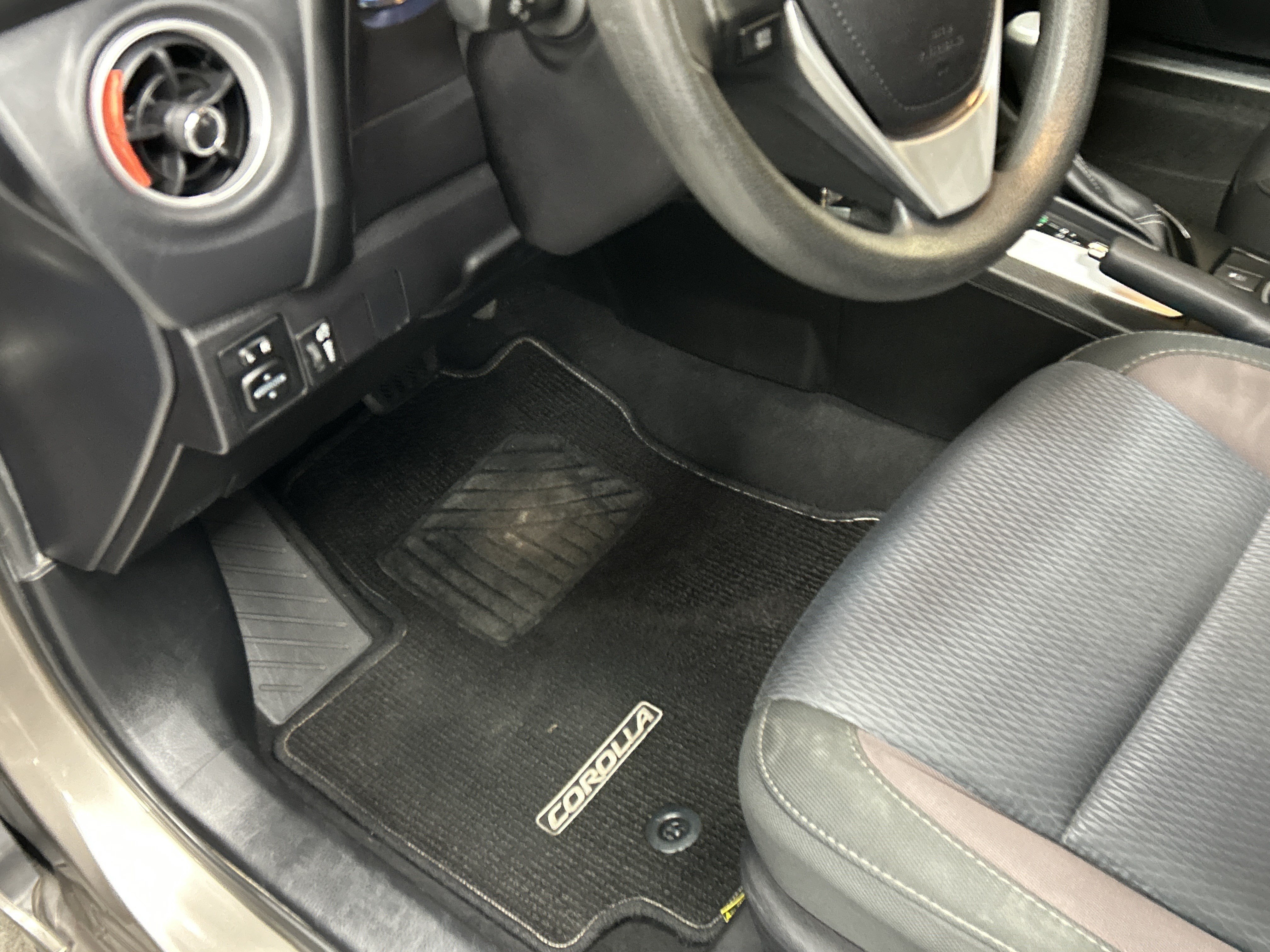 Used 2017 Toyota Corolla LE FWD image 17
