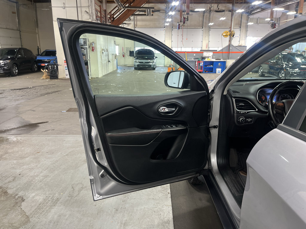 Used 2020 Jeep Cherokee Trailhawk AWD/4WD image 22